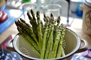 アスパラ好き必見！アボカドとの相性抜群の組み合わせで何本でもイケる食べ方をご紹介。