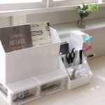 「これ考えた人天才か!?」「すぐ買いに行きます」 セリアのクリアケース&シンデレラフィットするトレーが子どもの文房具収納に最高すぎた