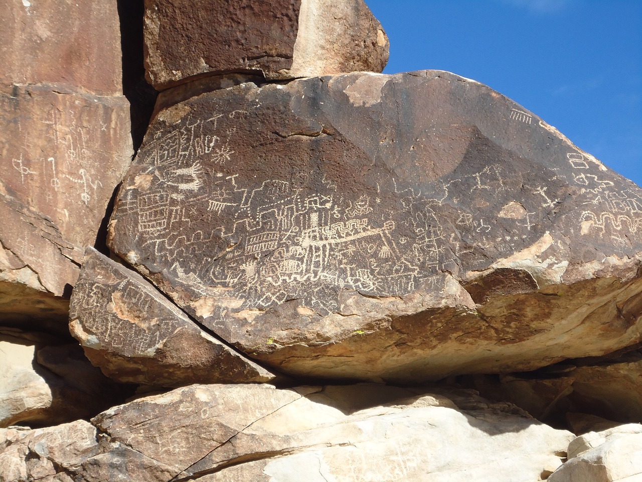 古代の巨大な岩絵、実は道路標識の役割を果たしていた！？