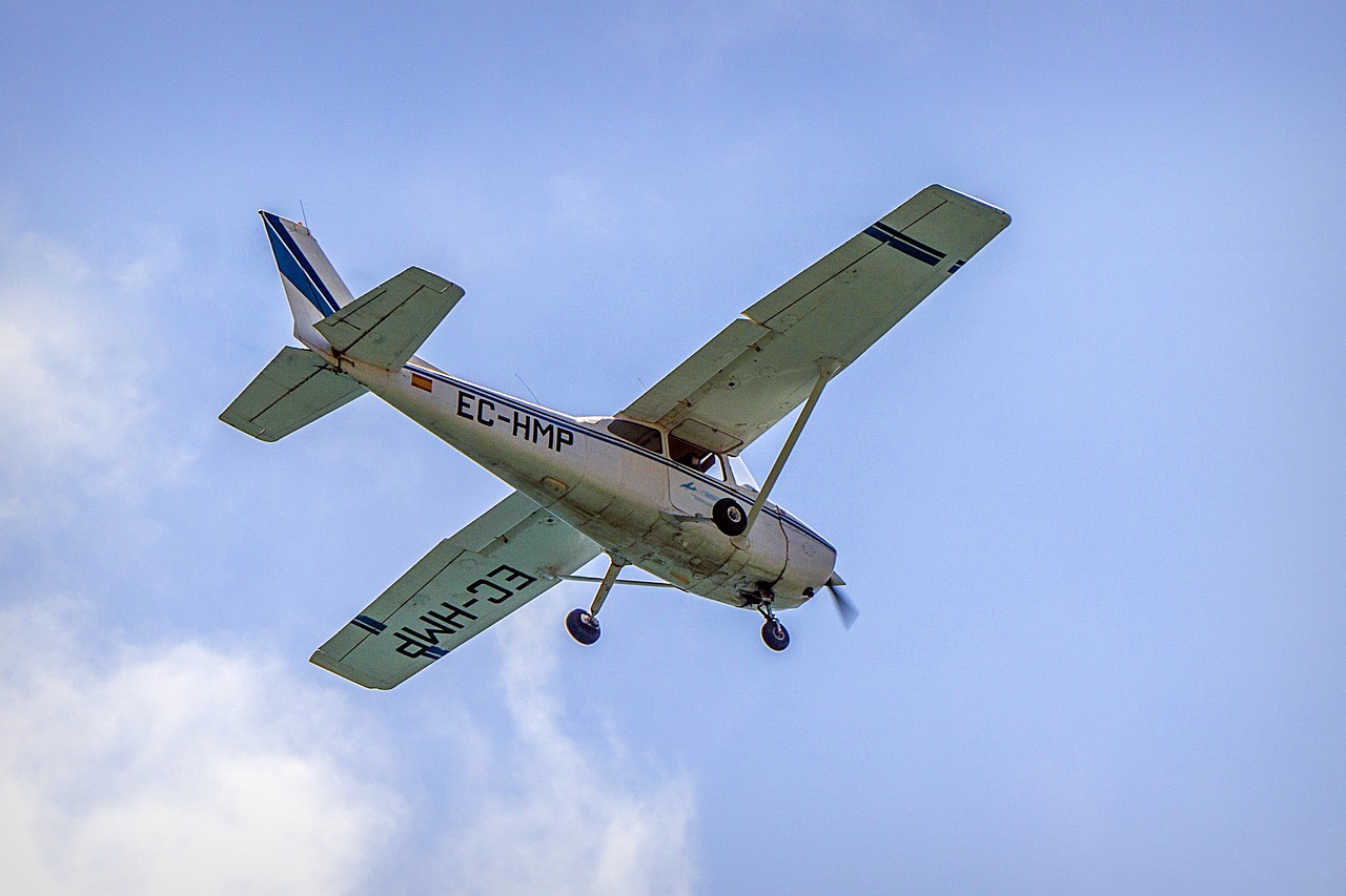 タッチアンドゴー訓練中の小型機胴体着陸、再開のめど立たず